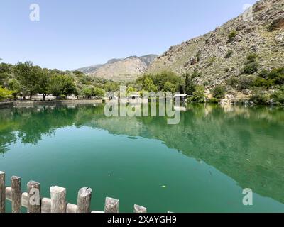 Vue du lac artificiel créé en 1987 sur le bord des montagnes Psiloritis et alimenté par la source Votomos Votomos Lac Votomos Zaros Lac Zaros Banque D'Images