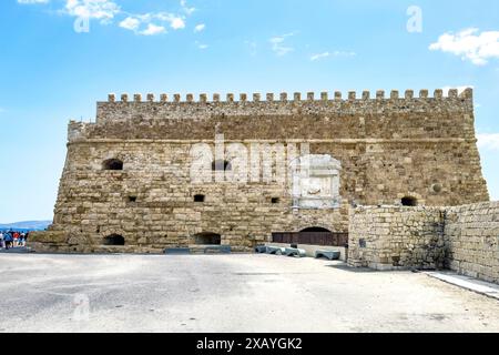 Vue de la terre côté de la forteresse construite au moyen âge 16ème siècle par la République de Venise ancien nom Castello Rocca al Mare aujourd'hui Koules dans le port de Banque D'Images