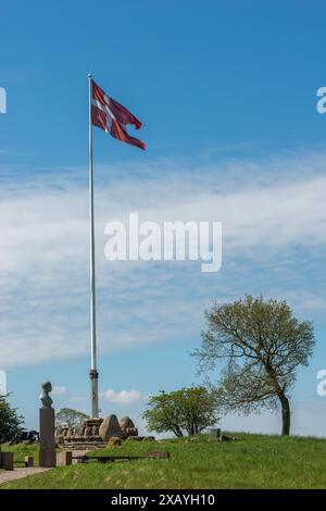 Dybbol, Banke Dueppel, Mémorial de la guerre germano-danoise de 1864, drapeau Dannebrog, pierres commémoratives, Sonderburg, Jutland du Sud, Danemark Banque D'Images