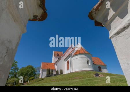 Lindelse Kirke, église typique danoise de 1830, blanchi à la chaux, toit en tuiles rouges, colline, abside, Rudkobing, Langeland Island, South Funen, Danish South Banque D'Images