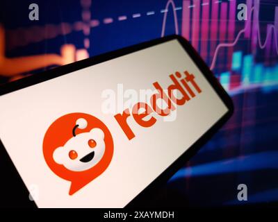 Konskie, Pologne - 09 juin 2024 : logo de la société Reddit Inc affiché sur le téléphone portable Banque D'Images