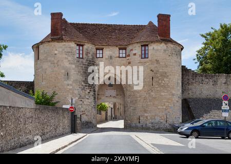 Château-Thierry, France - 23 juillet 2020 : la porte Saint-Pierre est une porte du XIIIe siècle permettant d'accéder à la ville fortifiée. Banque D'Images