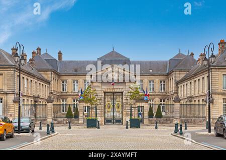 Soissons, France - 09 juin 2020 : L'hôtel de ville de Soissons a été construit de 1774 à 1776. Elle est classée monument historique depuis 2007. Banque D'Images