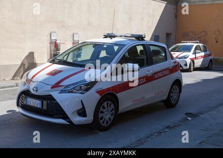 Pise, Italie - mars 31 2019 : voitures de la Polizia municipale garées près de la Tour de Pise. Banque D'Images