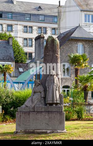 Quimper, France - 24 juillet 2017 : le monument dédié aux filles de la mer a été réalisé par le sculpteur François Bazin en 1935. Il représente deux bretons Banque D'Images