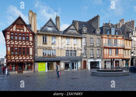 Quimper, France - 24 juillet 2017 : maisons à colombages sur la place Terre au Duc, une place de la vieille ville de Quimper. Banque D'Images