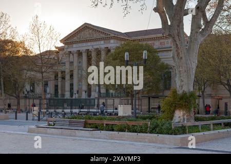 Nîmes, France - 21 mars 2019 : les gens à proximité du palais de justice de Nîmes (en français : Palais de justice de Nîmes), un imposant monument néo-classique qui ha Banque D'Images