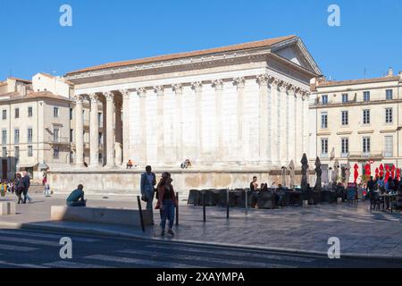 Nîmes, France - Mars 21 2019 : la Maison carrée (français pour «maison carrée») est un ancien bâtiment dans la vieille ville. C'est l'un des R les mieux conservés Banque D'Images