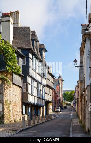 Quimper, France - 24 juillet 2017 : rue Élie Freron avec une maison à colombages et la Tour d'Auvergne. Banque D'Images