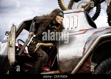 Furiosa : a Mad Max Saga (2024) réalisé par George Miller et mettant en vedette Anya Taylor-Joy, Chris Hemsworth et Tom Burke. L'histoire d'origine du guerrier renégat Furiosa avant sa rencontre et son équipe avec Mad Max. Photographie publicitaire ***USAGE ÉDITORIAL SEULEMENT***. Crédit : BFA / Jasin Boland / Warner Bros Banque D'Images