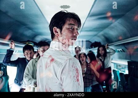 Train pour Busan (2016) dirigé par Yeon sang-ho et avec Gong Yoo, Jung Yu-mi et ma Dong-seok. Alors qu'un virus zombie éclate en Corée du Sud, les passagers luttent pour survivre dans le train de Séoul à Busan. Photographie publicitaire ***USAGE ÉDITORIAL SEULEMENT***. Crédit : BFA / Well Go USA Entertainment Banque D'Images