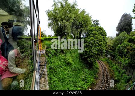 Un train jouet fait son voyage à travers la ville de Darjeeling. Le Darjeeling Himalayan Railway, également connu sous le nom de « Toy train », est un train ferroviaire à voie étroite construit entre 1879 et 1881. Le chemin de fer se déplace jusqu'à un niveau d'altitude de 2 200 mètres (7 218 pieds). Quatre locomotives diesel modernes gèrent la plupart des services réguliers ; cependant, les trains touristiques quotidiens de Darjeeling à Ghum (la plus haute gare ferroviaire de l'Inde) sont gérés par les locomotives à vapeur de classe B d'époque de construction britannique. DHR a été déclaré site du patrimoine mondial par l'UNESCO en 1999. (Photo Avishek Das/SOPA images/SIPA US Banque D'Images