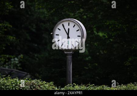 Tuebingen 09.06.2024 Schmuckbild die Uhr auf dem Gelaende des TC Tuebingen zeigt die Zeit fuenf vor zwoelf *** Tuebingen 09 06 2024 image décorative L'horloge sur le terrain du TC Tuebingen montre le temps cinq à douze Ulmer Banque D'Images