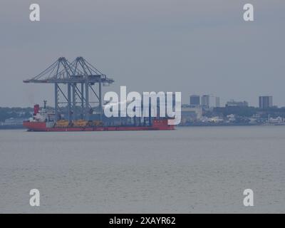 Sheerness, Kent, Royaume-Uni. 9 juin 2024. Le navire de transport lourd Zhen Hua 36 transportant deux grues de quai (qui pour le profane sembleraient précaires équilibrées) alors qu'il quitte la Tamise après être arrivé avec 4 grues et avoir déposé deux grues à London Gateway plus tôt dans la semaine. Pic : passant Southend sur la mer en arrière-plan. Crédit : James Bell/Alamy Live News Banque D'Images