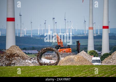 Parc éolien au nord de Marsberg, ancienne éolienne démolie, crée de l'espace pour de nouvelles éoliennes plus puissantes, remotorisées, Hochsauerlandkreis, NRW, Banque D'Images