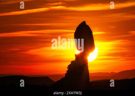 Le soleil se couche sur Balanced Rock dans le parc national d'Arches près de Moab, Utah. Banque D'Images