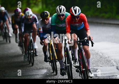 Manchester à Leigh, Royaume-Uni le 9 juin 2024. Lloyds Tour of Britain Womens Stage 4, Manchester à Leigh. Lotte Kopecky pour l'équipe SD Worx ProTime mène dans le maillot vert, devenant plus tard le vainqueur de la course du classement général et de la catégorie Sprint. Devant son MAJERUS Christine Team SD Worx - ProTime Credit : Peter Goding/Alamy Live News Banque D'Images