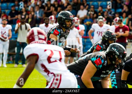 Unterhaching, Allemagne. 09. Juin. 2024. Ligue européenne de football, ELF/ Game : Prague Lions aux Ravens de Munich le 09. Juin. 2024, dans le PARC uhlsport, Unterhaching, Allemagne, QB # 12 Chad Jeffries/Munich Ravens. Crédit : Frank Baumert/Alamy Live News Banque D'Images