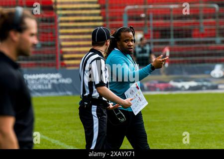 Unterhaching, Allemagne. 09. Juin. 2024. Ligue européenne de football, ELF/ Game : Prague Lions aux Ravens de Munich le 09. Juin. 2024, dans le PARC uhlsport, Unterhaching, Allemagne, Kendral Ellisaon /Head COCH der Munich Ravens. Crédit : Frank Baumert/Alamy Live News Banque D'Images