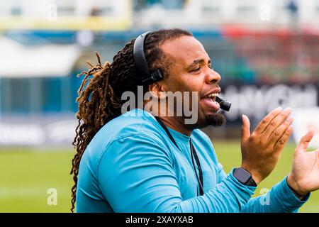 Unterhaching, Allemagne. 09. Juin. 2024. Ligue européenne de football, ELF/ Game : Prague Lions aux Ravens de Munich le 09. Juin. 2024, dans le PARC uhlsport, Unterhaching, Allemagne, Kendral Ellison/ Head Coach der Munich Ravens. Crédit : Frank Baumert/Alamy Live News Banque D'Images