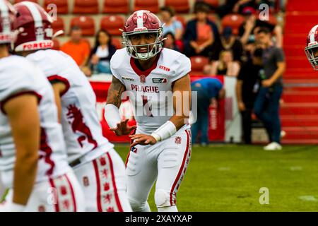 Unterhaching, Allemagne. 09. Juin. 2024. Ligue européenne de football, ELF/ Game : Prague Lions aux Ravens de Munich le 09. Juin. 2024, dans le PARC uhlsport, Unterhaching, Allemagne, QB # 1 Kare Lyles/Prague Lions. Crédit : Frank Baumert/Alamy Live News Banque D'Images