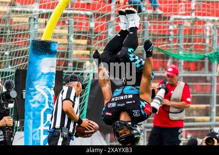 Unterhaching, Allemagne. 09. Juin. 2024. Ligue européenne de football, ELF/ Game : Prague Lions aux Ravens de Munich le 09. Juin. 2024, dans le PARC uhlsport, Unterhaching, Allemagne, RB # 33 Justin Rodney feiert seinen Touchdown für die Munich Ravens mit einem Salto. Crédit : Frank Baumert/Alamy Live News Banque D'Images