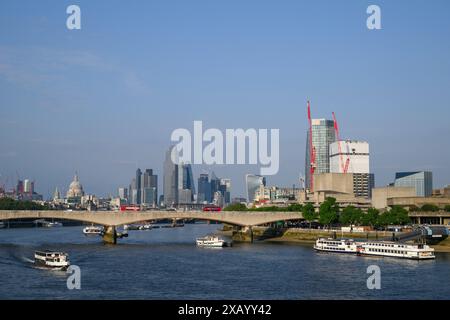 Pont de Waterloo sur la Tamise avec le dôme de la cathédrale de Paul et les gratte-ciel de la City de Londres en arrière-plan. La photo a été prise depuis la passerelle Jubilee, Waterloo Bridge, Londres, Royaume-Uni. 18 mai 2024 Banque D'Images