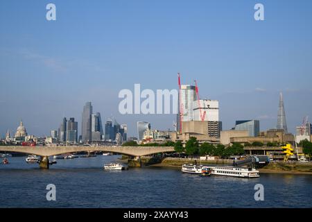 Pont de Waterloo sur la Tamise avec le dôme de la cathédrale de Paul et les gratte-ciel de la City de Londres en arrière-plan. La photo a été prise depuis la passerelle Jubilee, Waterloo Bridge, Londres, Royaume-Uni. 18 mai 2024 Banque D'Images