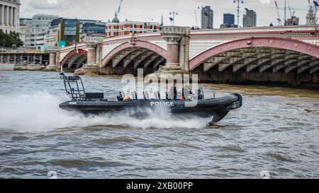 Vitesse de la police le long de la tamise près de Blackfriar's Bridge à Londres. Banque D'Images