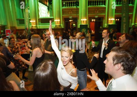 Stockholm, Suède. 09 juin 2024. Dansez et faites la fête à la veille électorale du Parti vert au restaurant Nalen à Stockholm après le résultat étonnamment bon du parti aux élections européennes. Photo : Nicklas Thegerström/TT/Code 12038 crédit : TT News Agency/Alamy Live News Banque D'Images