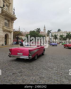 Voitures anciennes dans les rues de la Havane, Cuba Banque D'Images