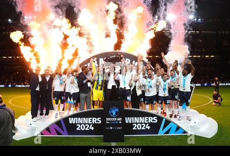 Les joueurs et entraîneurs anglais célèbrent avec le trophée après la victoire dans Soccer Aid pour UNICEF 2024 à Stamford Bridge, Londres. Date de la photo : dimanche 9 juin 2024. Banque D'Images