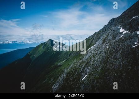 Survolez les montagnes époustouflantes de l'Alaska, en capturant la beauté immaculée des pics accidentés, des vallées verdoyantes et des sommets enneigés depuis une hélice Banque D'Images