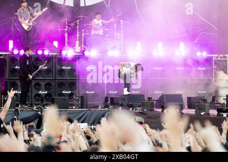 Mat Welsh Gitarre, Adam Savage Schlagzeug, Aaran McKenzie Bass und Lawrence Low Taylor Gesang von links oben nach rechts unten während des Auftritts der britischen Metalcore-Band While She Sleeps im Rahmen des Festivals Rock am Ring 2024 am Nürburgring. Nürburg Nürburgring Rheinland-Pfalz Deutschland *** guitare galloise Mat , batterie Adam Savage , Aaran McKenzie basse et Lawrence Low Taylor voix de haut en bas à droite lors de la performance du groupe de metalcore britannique While She Sleeps dans le cadre du festival Rock Am Ring 2024 au Nürburgring Nürburg Nürburgring Rhénanie-Palatinat GE Banque D'Images