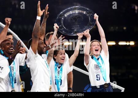 Ellen White (à droite) remporte le trophée avec ses coéquipiers après sa victoire dans Soccer Aid pour UNICEF 2024 à Stamford Bridge, Londres. Date de la photo : dimanche 9 juin 2024. Banque D'Images