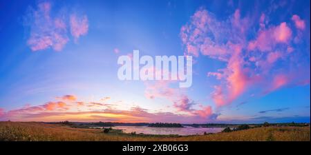 Beau coucher de soleil sur un lac en campagne Banque D'Images