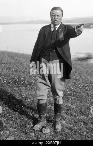 Le président américain Theodore 'Teddy' Roosevelt (1858-1919) se tenant debout et pointant le long du rivage à Roosevelt, Arizona, le ou vers le 13 avril 1911. (ÉTATS-UNIS) Banque D'Images