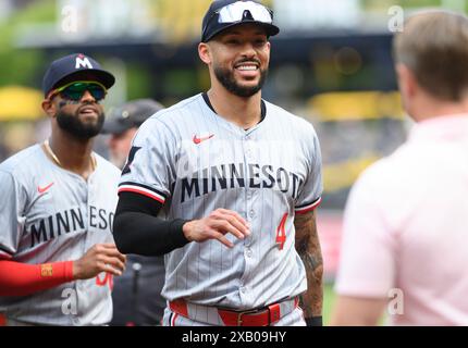 Pittsburgh, États-Unis. 09 juin 2024. L'arrêt court des Twins du Minnesota Carlos Correa (4) sourit après la victoire des Twins 11-5 contre les Pirates de Pittsburgh au PNC Park le dimanche 9 juin 2024 à Pittsburgh. Photo par Archie Carpenter/UPI crédit : UPI/Alamy Live News Banque D'Images