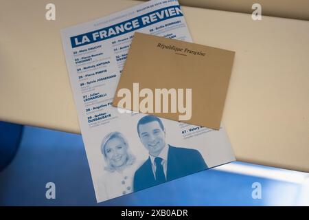 PARIS, FRANCE - 09 JUIN 2024 : bulletins de vote avec les noms des candidats aux élections européennes Marine le PEN et Jordan Bardella Banque D'Images