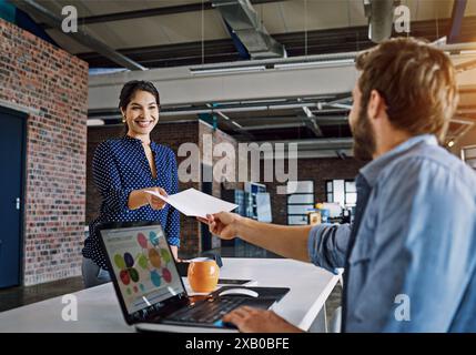 Homme d'affaires, assistant et heureux avec le document au bureau pour la recherche sur le budget de l'entreprise ou le briefing du client. Employés, travail d'équipe et sourire avec la paperasse Banque D'Images