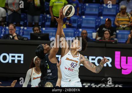 Arlington, Texas, États-Unis. 9 juin 2024. Brittney Griner (42 ans) et Teaira McCowan (15 ans) s'affrontent sur la pointe pour commencer le match de basket WNBA entre les Dallas Wings et le Phoenix Mercury au College Park Center à Arlington, Texas. Kyle Okita/CSM/Alamy Live News Banque D'Images