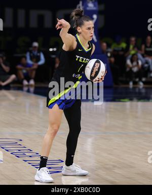 Arlington, Texas, États-Unis. 9 juin 2024. Le Sevgi Uzun de Dallas (1) dirige le trafic pendant le match de basket-ball WNBA entre les Dallas Wings et le Phoenix Mercury au College Park Center à Arlington, Texas. Kyle Okita/CSM/Alamy Live News Banque D'Images