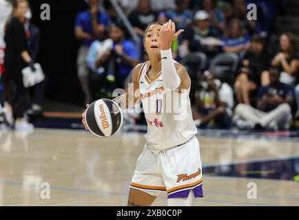 Arlington, Texas, États-Unis. 9 juin 2024. Natasha Cloud de Phoenix (0) fait des gestes à ses coéquipières lors du match de basket-ball WNBA entre les Dallas Wings et le Phoenix Mercury au College Park Center à Arlington, Texas. Kyle Okita/CSM/Alamy Live News Banque D'Images