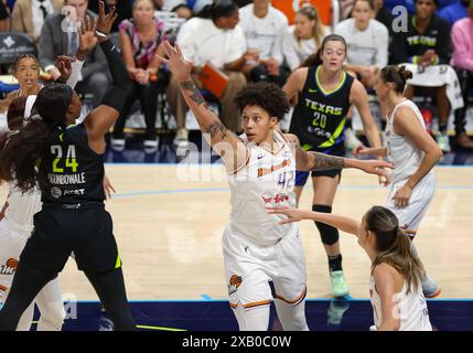 Arlington, Texas, États-Unis. 9 juin 2024. Brittney Griner de Phoenix (42) tente de bloquer un tir lors du match de basket-ball WNBA entre les Dallas Wings et le Phoenix Mercury au College Park Center à Arlington, Texas. Kyle Okita/CSM/Alamy Live News Banque D'Images