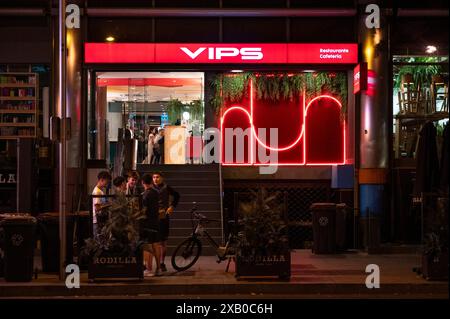 Madrid, Espagne. 09 juin 2024. Les gens se tiennent devant le restaurant VIP, une chaîne décontractée à service complet, en Espagne. (Photo de Xavi Lopez/SOPA images/Sipa USA) crédit : Sipa USA/Alamy Live News Banque D'Images
