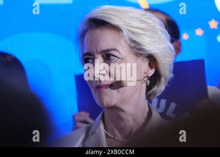 Bruxelles, Belgique. 09 juin 2024. Le président du PPE Manfred Weber et la présidente de la Commission européenne et candidate principale du PPE Ursula von der Leyen prononcent un discours lors d'une soirée d'élection du PPE après le vote pour l'élection du Parlement européen à Bruxelles, Belgique, le 9 juin 2024. Crédit : ALEXANDROS MICHAILIDIS/Alamy Live News Banque D'Images