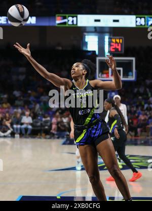 Arlington, Texas, États-Unis. 9 juin 2024. Monique Billings de Dallas (25) rebondit lors du match de basket-ball WNBA entre les Dallas Wings et le Phoenix Mercury au College Park Center à Arlington, Texas. Kyle Okita/CSM/Alamy Live News Banque D'Images