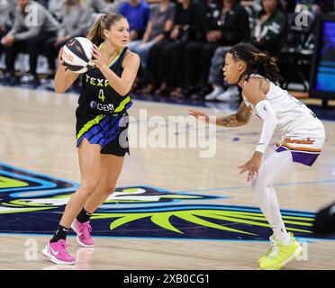 Arlington, Texas, États-Unis. 9 juin 2024. Jacy Sheldon de Dallas (4) cherche une coéquipière ouverte lors du match de basket-ball WNBA entre les Dallas Wings et le Phoenix Mercury au College Park Center à Arlington, Texas. Kyle Okita/CSM/Alamy Live News Banque D'Images