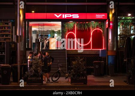 Madrid, Espagne. 2 juin 2024. Les gens se tiennent devant le restaurant VIP, une chaîne décontractée à service complet, en Espagne. (Crédit image : © Xavi Lopez/SOPA images via ZUMA Press Wire) USAGE ÉDITORIAL SEULEMENT! Non destiné à UN USAGE commercial ! Banque D'Images