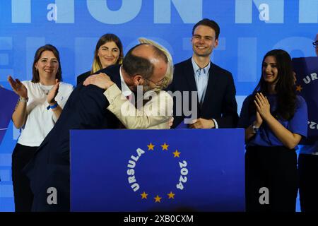 Bruxelles, Belgique. 09 juin 2024. Le président du PPE Manfred Weber et la présidente de la Commission européenne et candidate principale du PPE Ursula von der Leyen prononcent un discours lors d'une soirée d'élection du PPE après le vote pour l'élection du Parlement européen à Bruxelles, Belgique, le 9 juin 2024. Crédit : ALEXANDROS MICHAILIDIS/Alamy Live News Banque D'Images